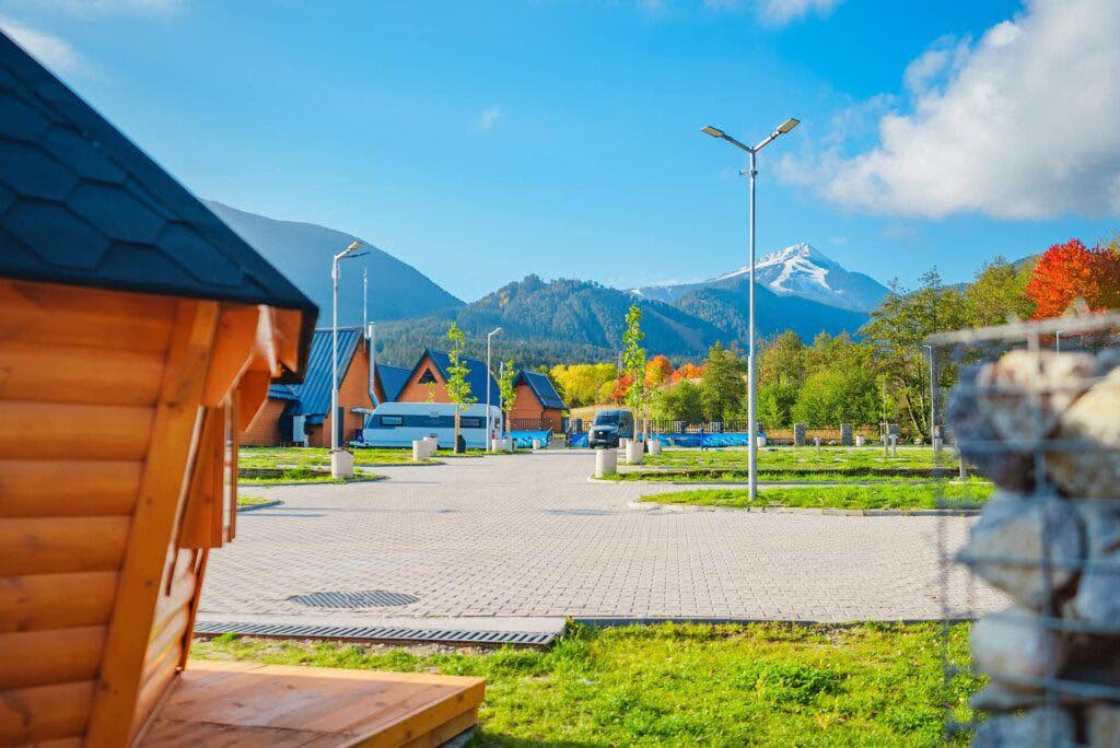 Between The Mountains — Къмпинг център, Банско